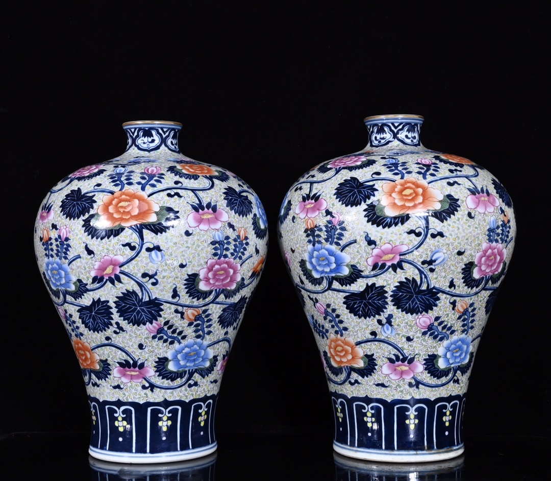 zz8|7629 中国磁器 陶芸 磁器『清乾隆青花加彩花卉紋梅瓶です』施釉陶 古代工芸品 陶芸 精美彫 置物 收藏品拍卖