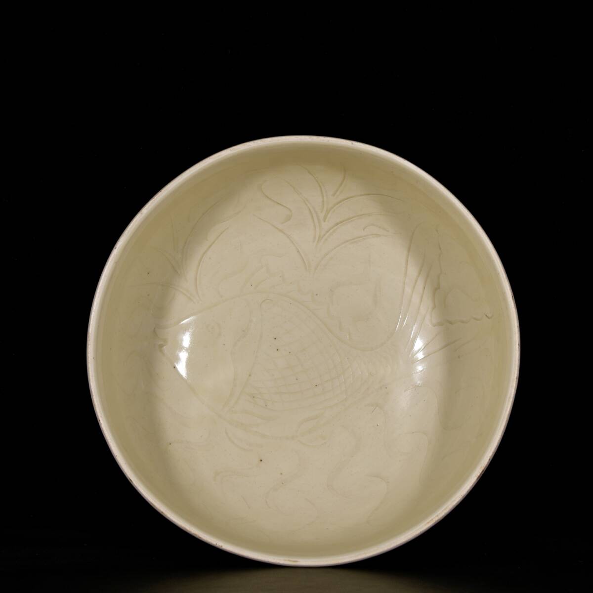 zz8|7618 中国磁器 陶芸 磁器『宋定窯彫刻魚藻紋どんぶりです』施釉陶 古代工芸品 陶芸 精美彫 置物 收藏品拍卖