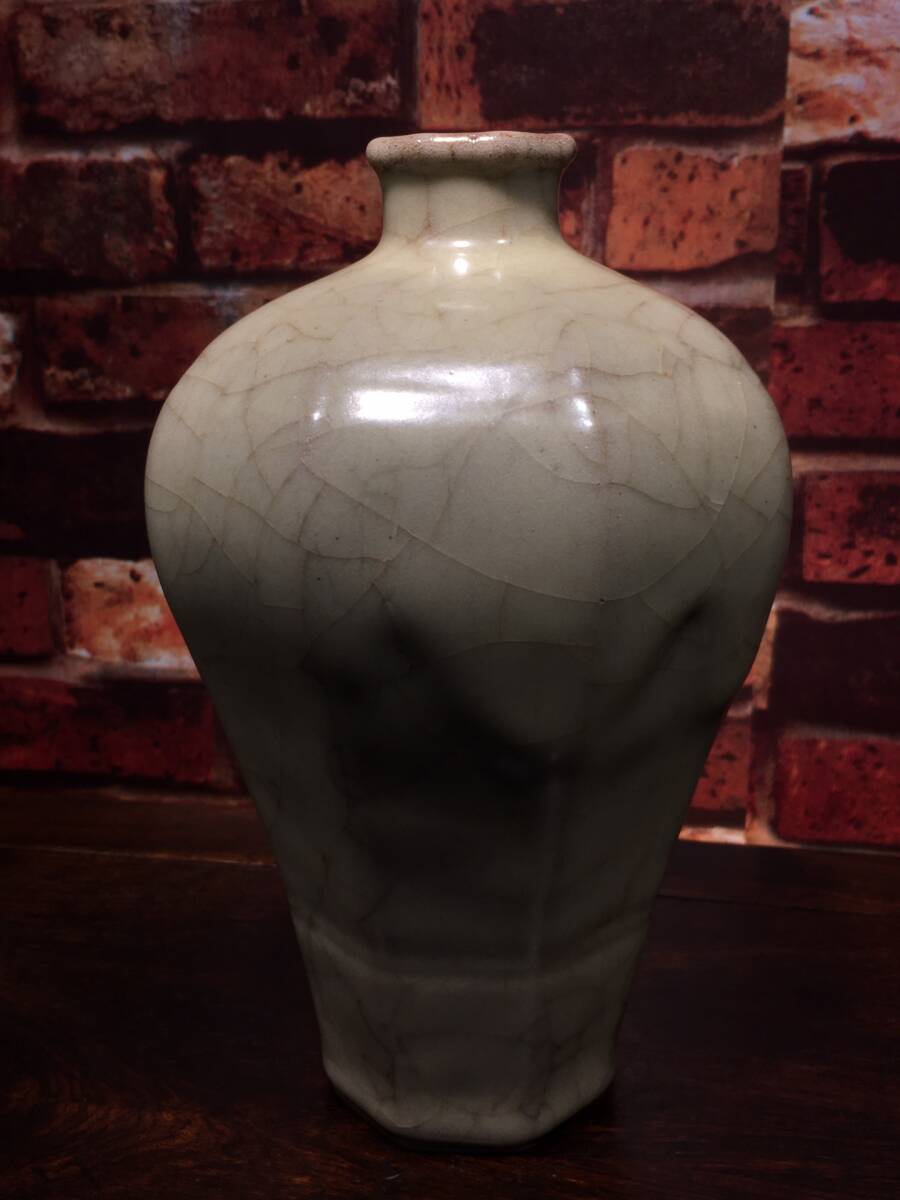 zz8|6139 中国磁器 陶芸 磁器『官窯磁器八稜状梅瓶です』施釉陶 古代工芸品 陶芸 精美彫 置物 收藏品拍卖