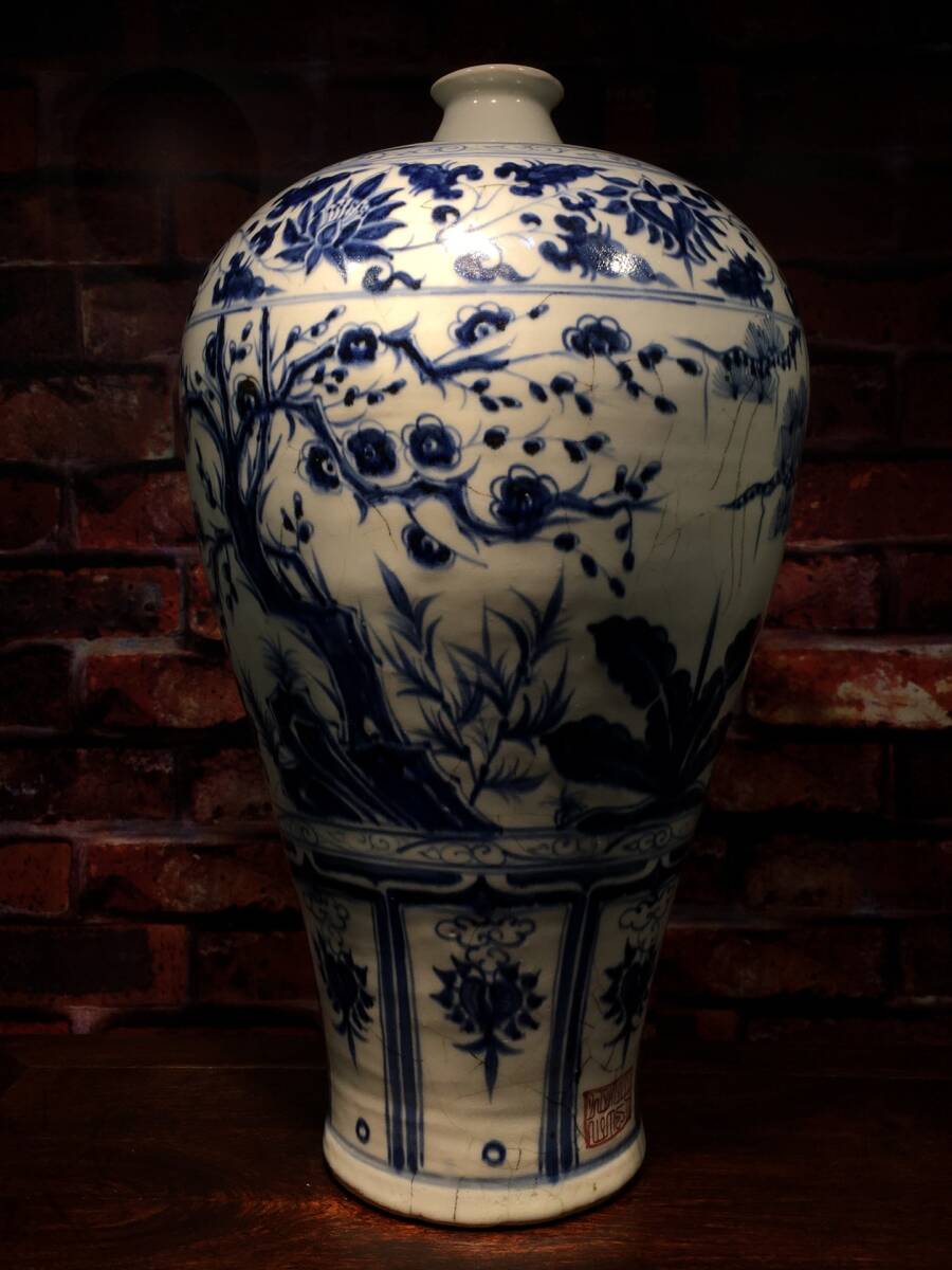 zz8|6147 中国磁器 陶芸 磁器『青釉磁器松竹梅花梅瓶です』施釉陶 古代工芸品 陶芸 精美彫 置物 收藏品拍卖