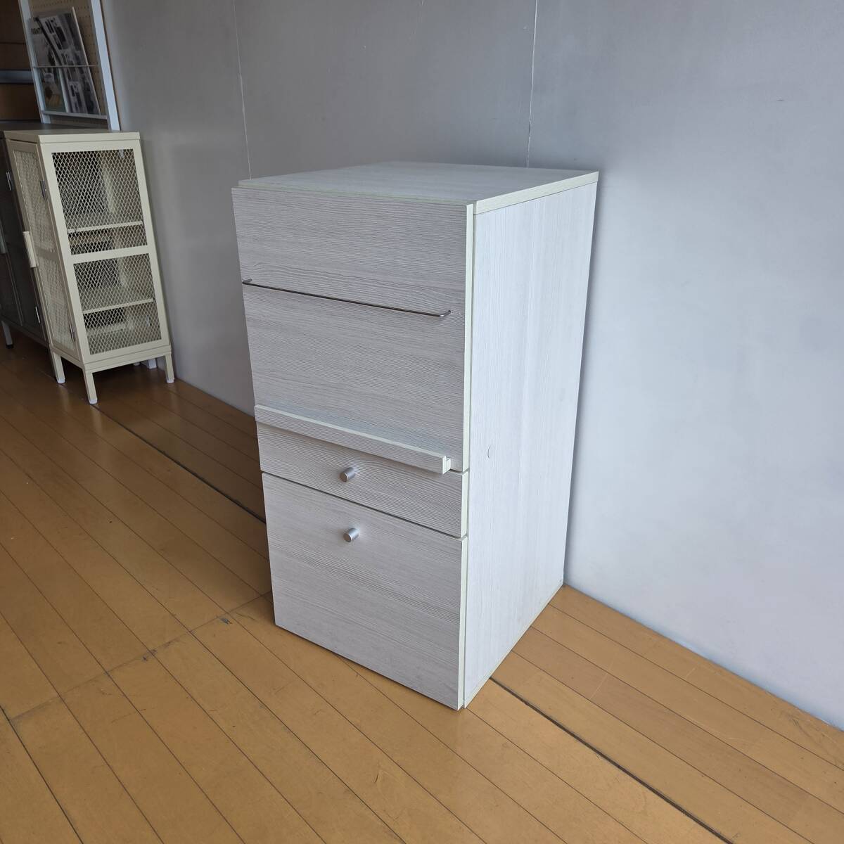 未使用訳あり コレクションラック グッズ収納 キャビネット ブックシェルフ ディスプレイ ホワイトウォッシュ 木製 棚 収納家具 引出拍卖