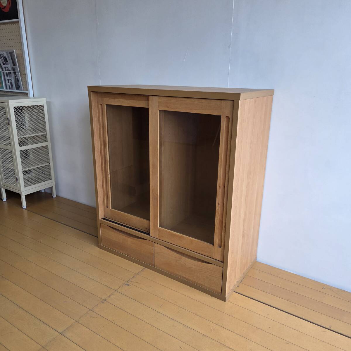 未使用訳あり あたたかみのあるアルダー材 引戸キャビネット リビングボード リビング収納 本棚 木製 棚 収納家具 収納 拍卖