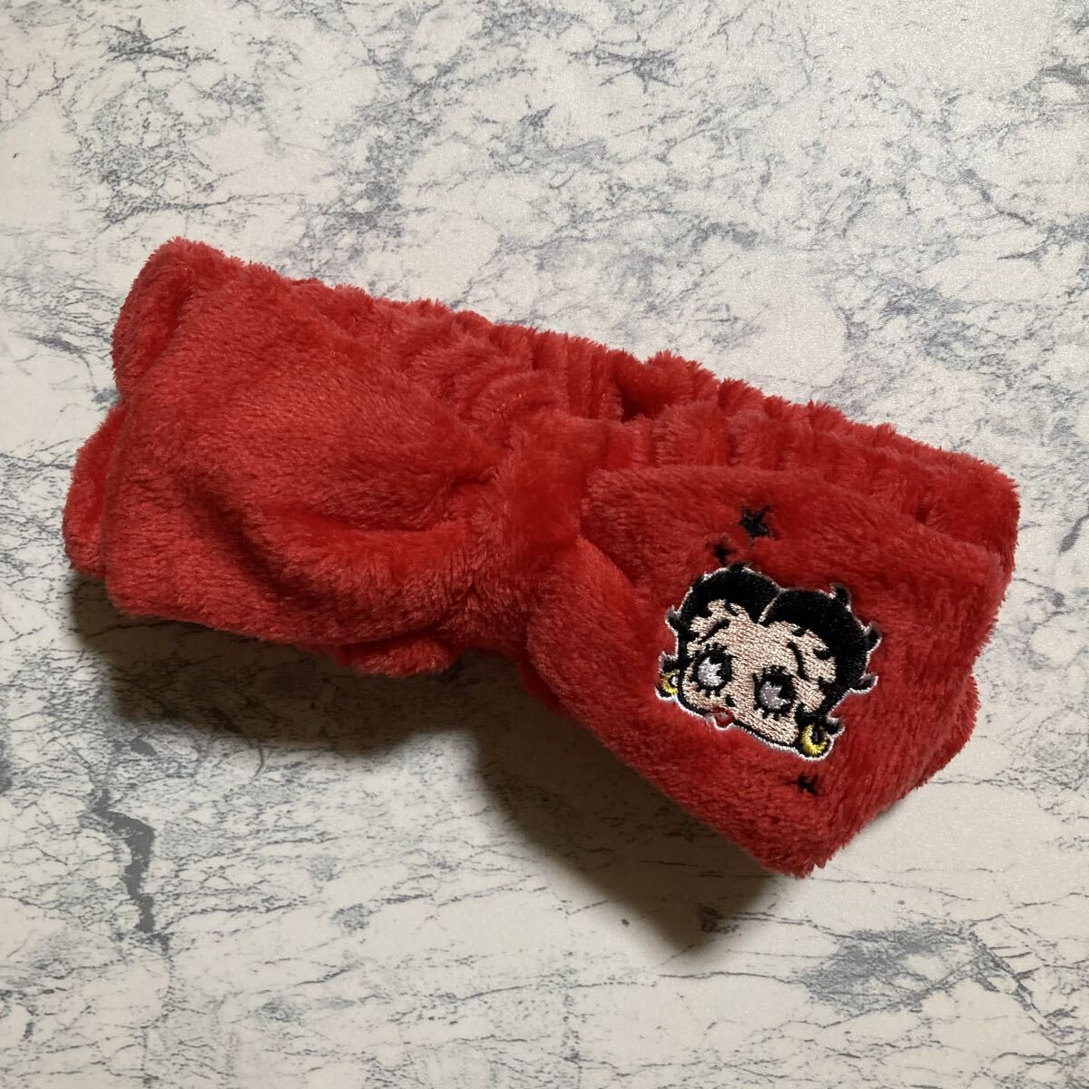 新品未使用 Betty Boop ベティブープ ベティちゃん ワンポイント 刺繍 リボン型 ヘアバンド 赤拍卖