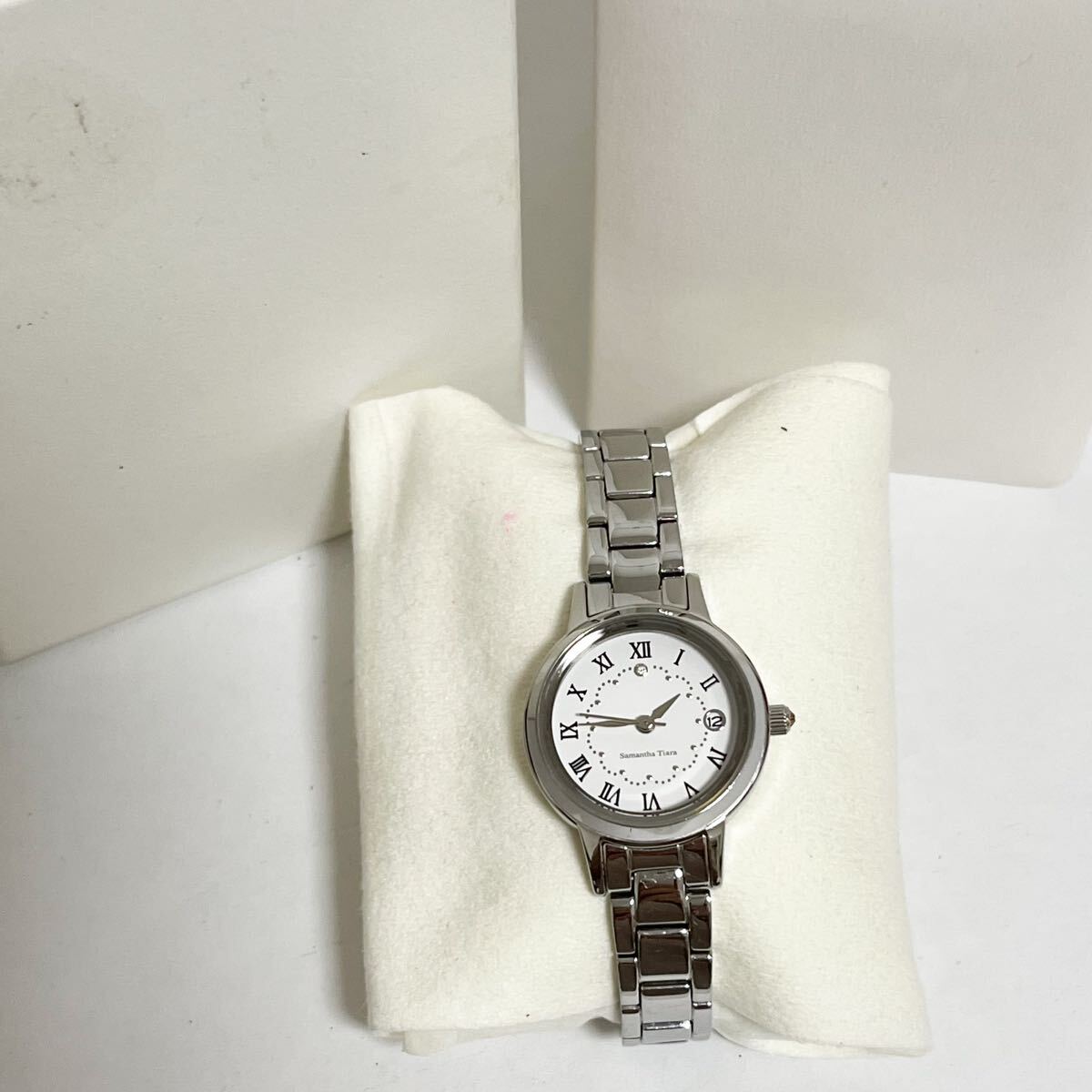 和822★ 稼動品 箱付き Samantha Tiara ST-11 サマンサティアラ クォーツ 3針 日付 腕時計 ウォッチ ホワイト メタルバンド レディース拍卖