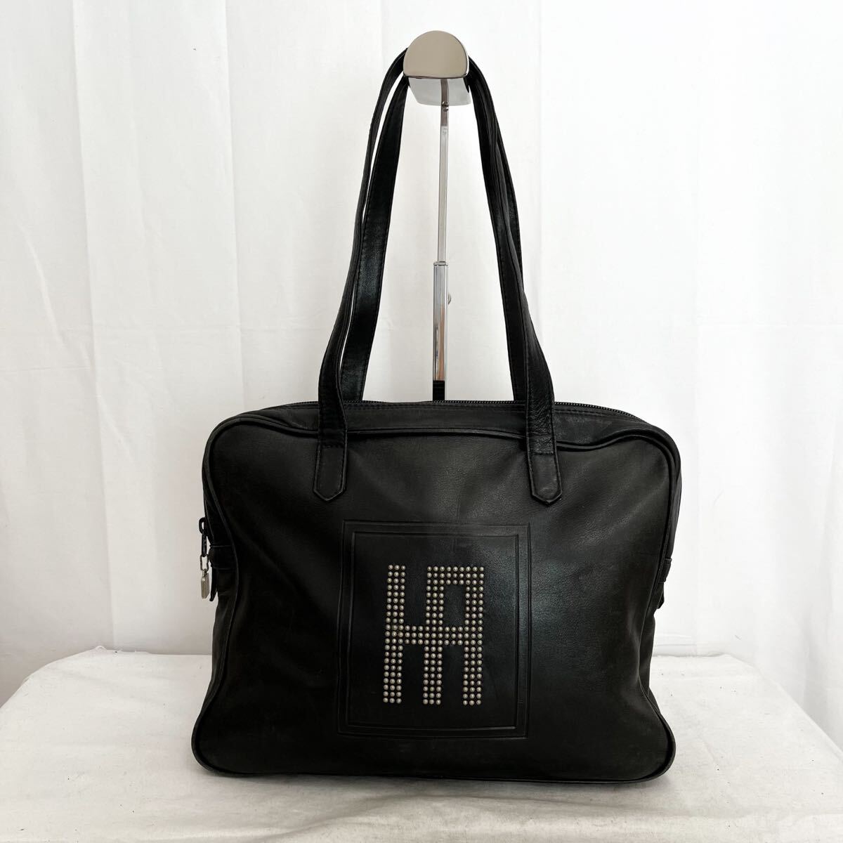 和824★ HARDY AMIES ハーディエイミス レザーバッグ トートバッグ 肩掛けバッグ ロゴスタッズ ブラック レディース拍卖