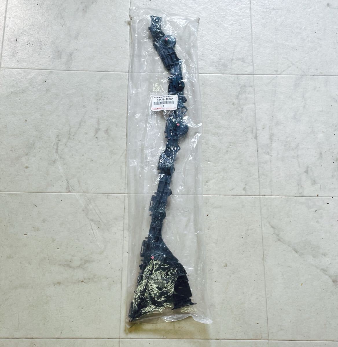 新品未開封 TOYOTA トヨタ 純正 リアバンパーサイドリテーナー RH 52575-30200 クラウン 右側 C2507076拍卖