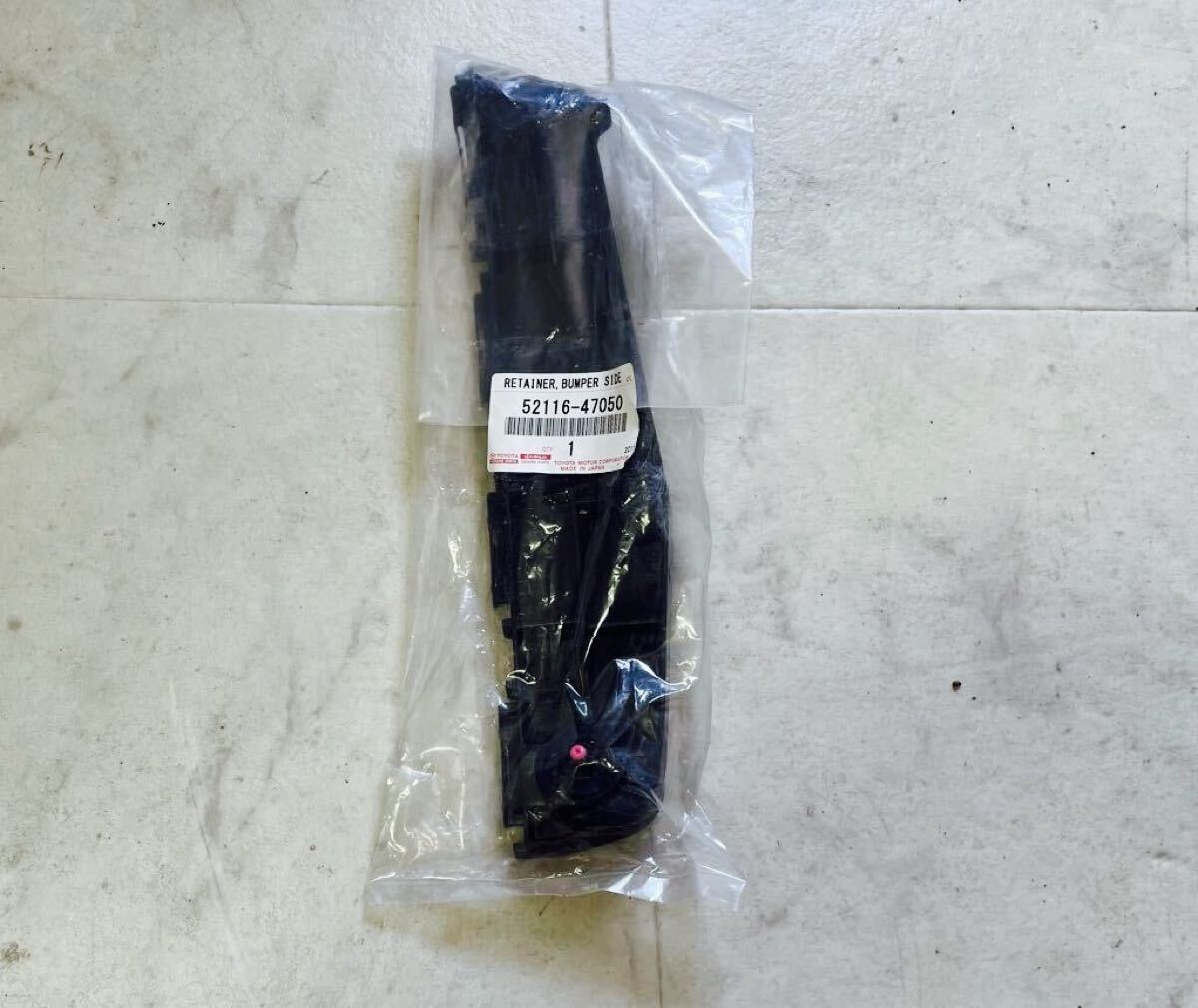 新品未開封 TOYOTA トヨタ 純正 フロントバンパーサポート LH 52116-47050 サイドリテーナー プリウス 左側 DAA-ZVW55 C2507037拍卖