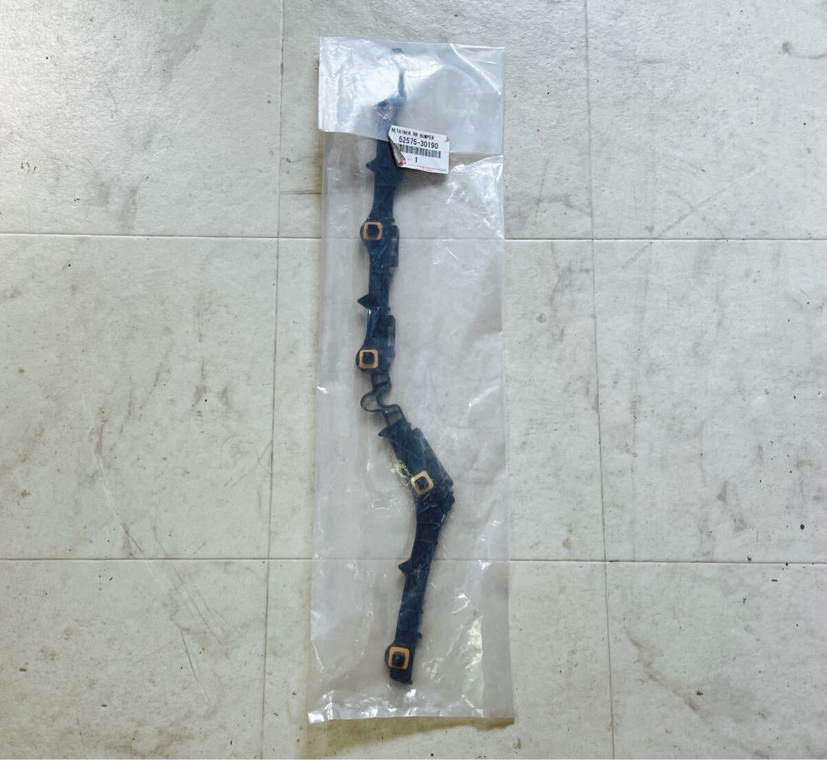 新品未開封 TOYOTA トヨタ 純正 リアバンパーサイドリテーナー RH 52575-30190 クラウン 右側 C2507075拍卖
