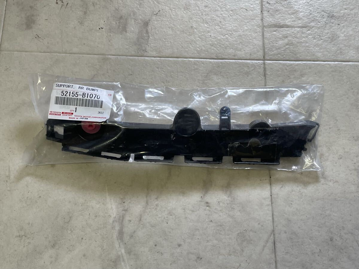 新品未開封 TOYOTA トヨタ 純正 リアバンパーサポート RH 52155-B1070 右側 パッソ Passo リヤ バンパーリテーナー C2507040拍卖