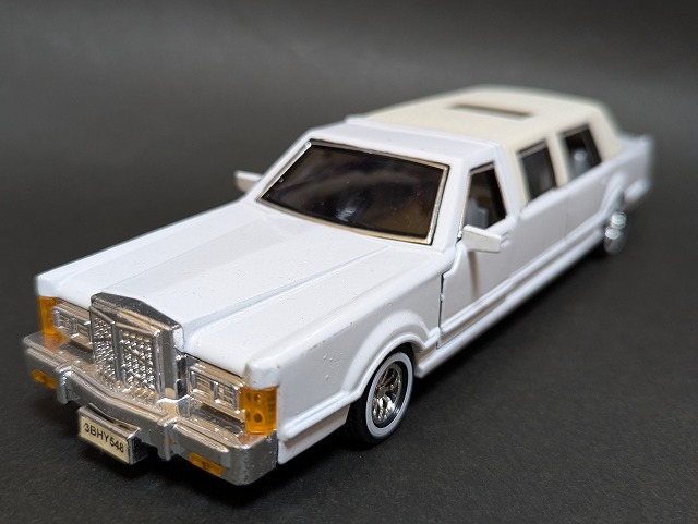 リンカーン・タウンカー・リムジン(ホワイト)【箱無・中古・美品】サニーサイド拍卖
