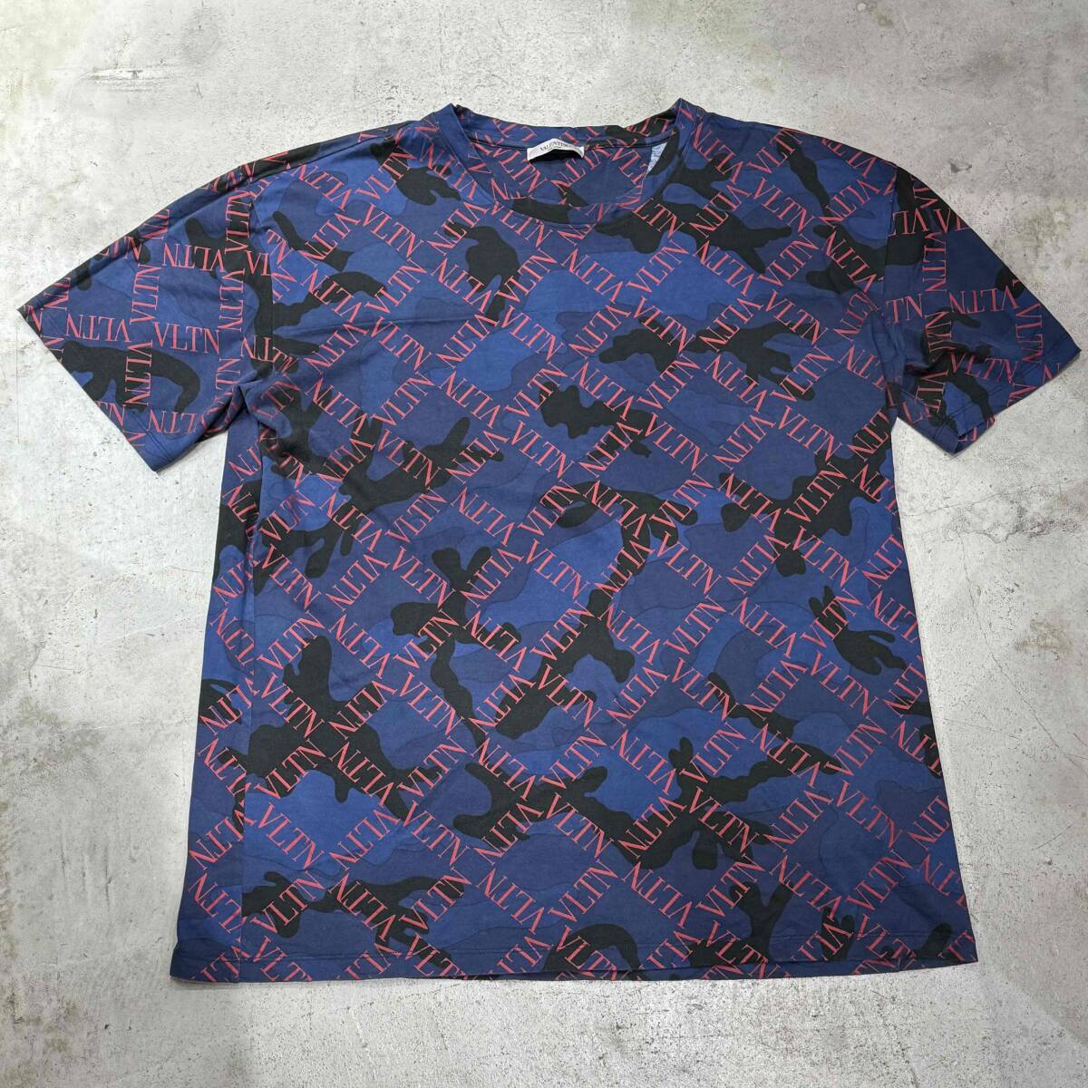 VALENTINO LOGO CAMOUFLAGE PRINT T-SHIRT SIZE-XXL SV3MG01U5G5 ヴァレンティノ カモフラージュ 迷彩 ロゴ 総柄 プリント Tシャツ TEE拍卖