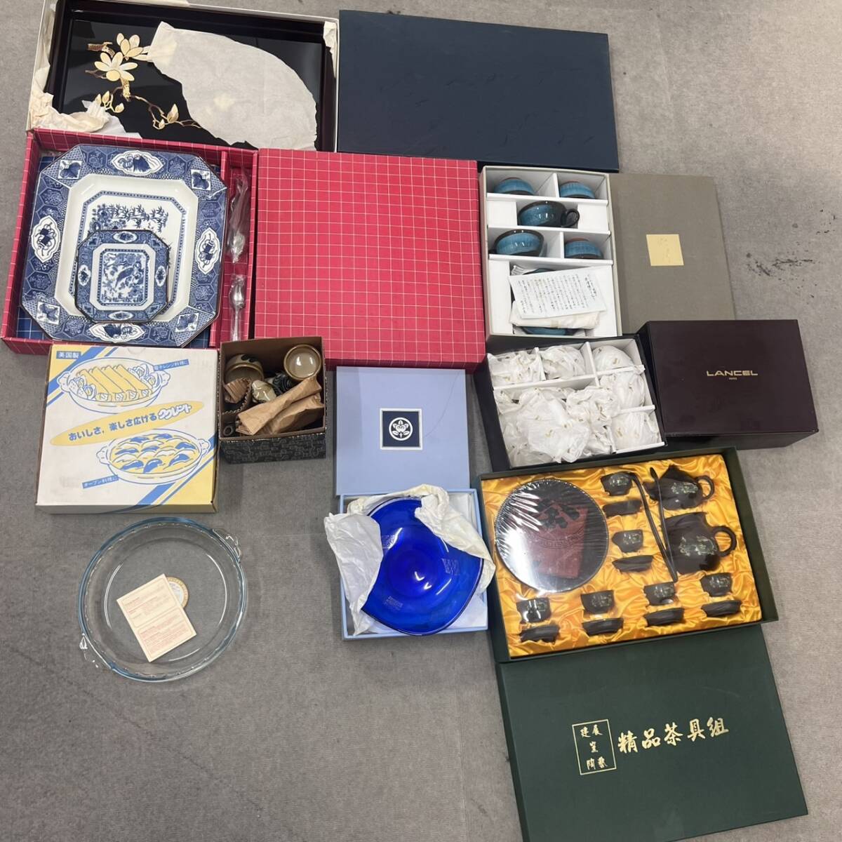 #14301 【工芸品・贈答品】和食器 ご贈答品 引き出物 まとめて 赤津焼 たち吉菓子器 ランセルティーセット 食器 未使用 長期保管品おまとめ拍卖