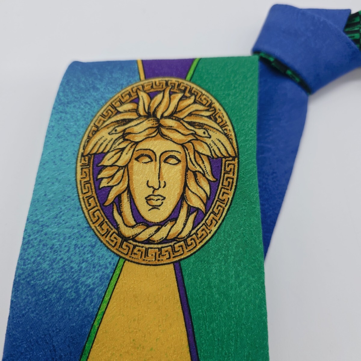 【美品】ジャンニヴェルサーチェ GIANNI VERSACE ネクタイ メデューサ ビッグロゴ デカロゴ 絹/シルク100% イタリア製 金色 青色 緑色 紫色拍卖