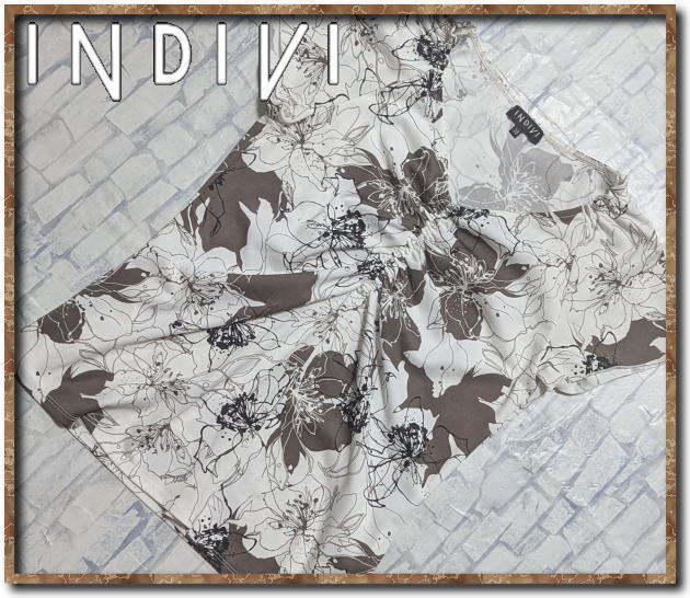 ☆INDIVI インディヴィ Vネック花柄カットソー 白☆拍卖