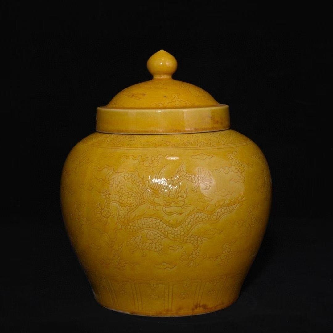 F3974 旧家収蔵 【大明弘治年制黄釉彫刻竜紋蓋缶】 置物拍卖