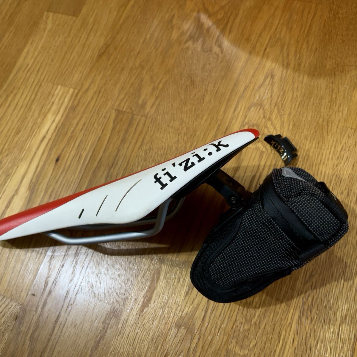 fizik arione フィジークアリオネ専用サドルバッグ付き新品拍卖