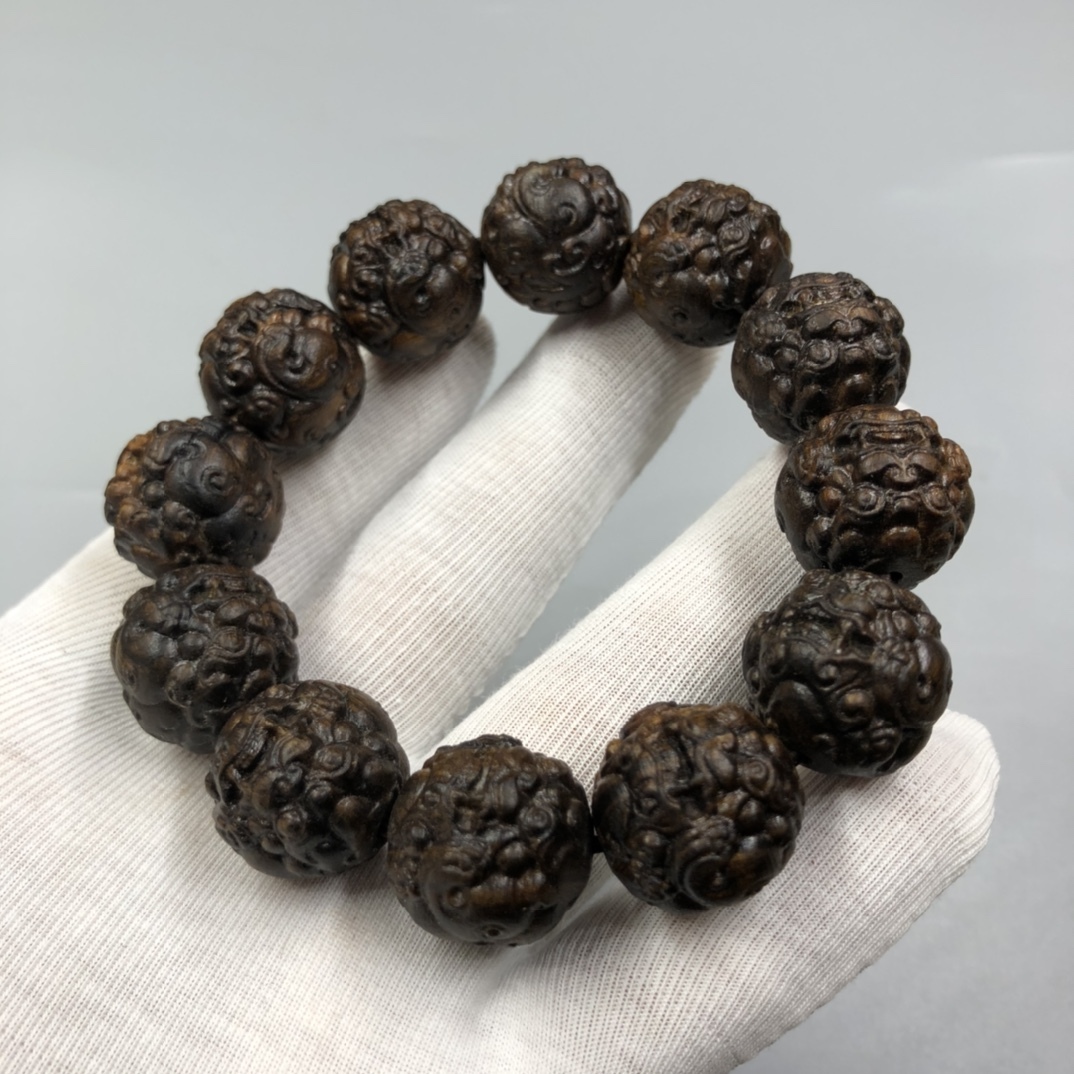 早期收藏 古沈香彫 沈香木 奇楠 老料 沈香 手鏈 手串 腕輪 数珠 念珠 箱付 置物 時代物 古董品 骨董 旧家蔵出し 唐物 中国古玩 古美術品拍卖