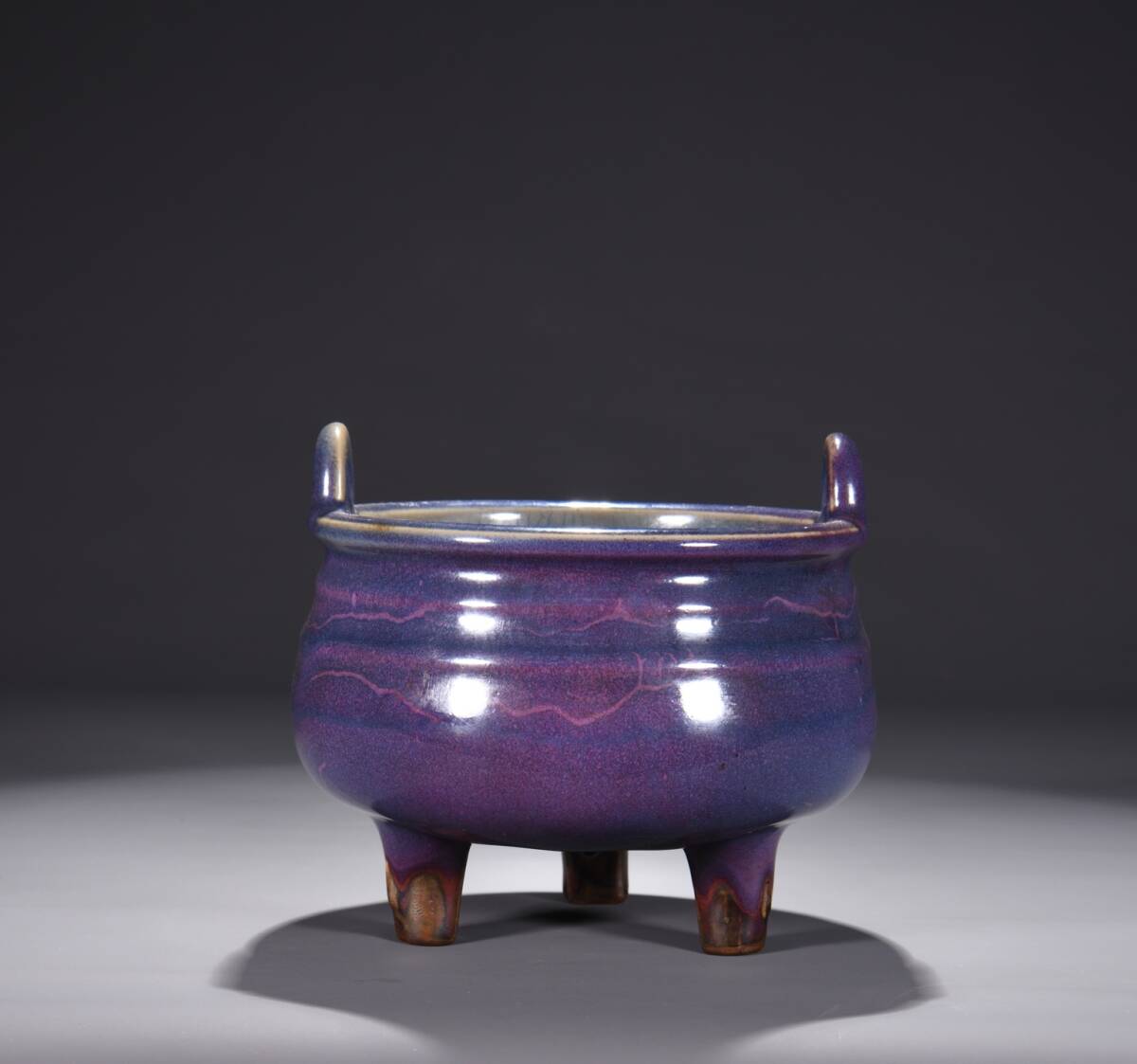 宋時代 古陶磁器 鈞窯 紫紅釉 三足双耳炉 香炉 熏香炉 稀少珍品 文案置物 擺件 時代物 古董品 骨董 旧家蔵出し 唐物 中国古玩 古美術拍卖