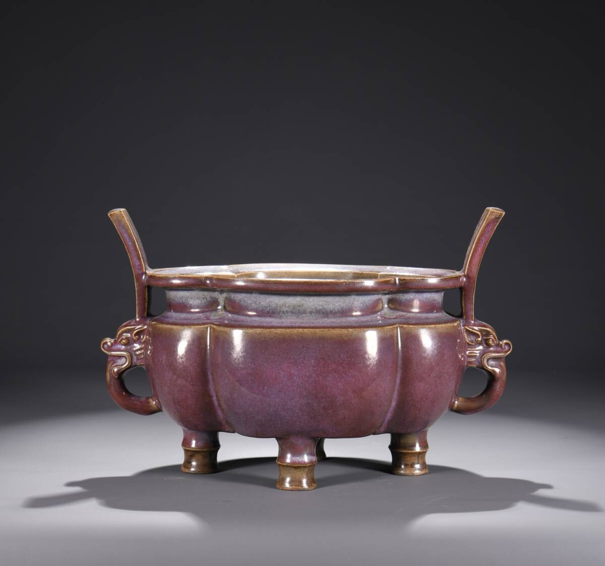 宋時代 古陶磁器 鈞窯 紫紅釉 三足双耳炉 香炉 熏香炉 磁器 稀少珍品 文案置物 擺件 時代物 古董品 骨董 旧家蔵出し 唐物 中国古玩 古美術拍卖