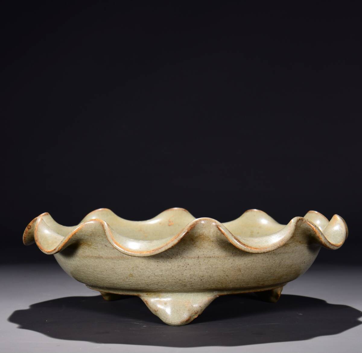 宋時代 古陶磁器 越窯 浮彫瑞獣 荷口三足水洗 筆洗 磁器 文案置物 擺件 時代物 古董品 骨董 旧家蔵出し 唐物 中国古玩 古美術拍卖