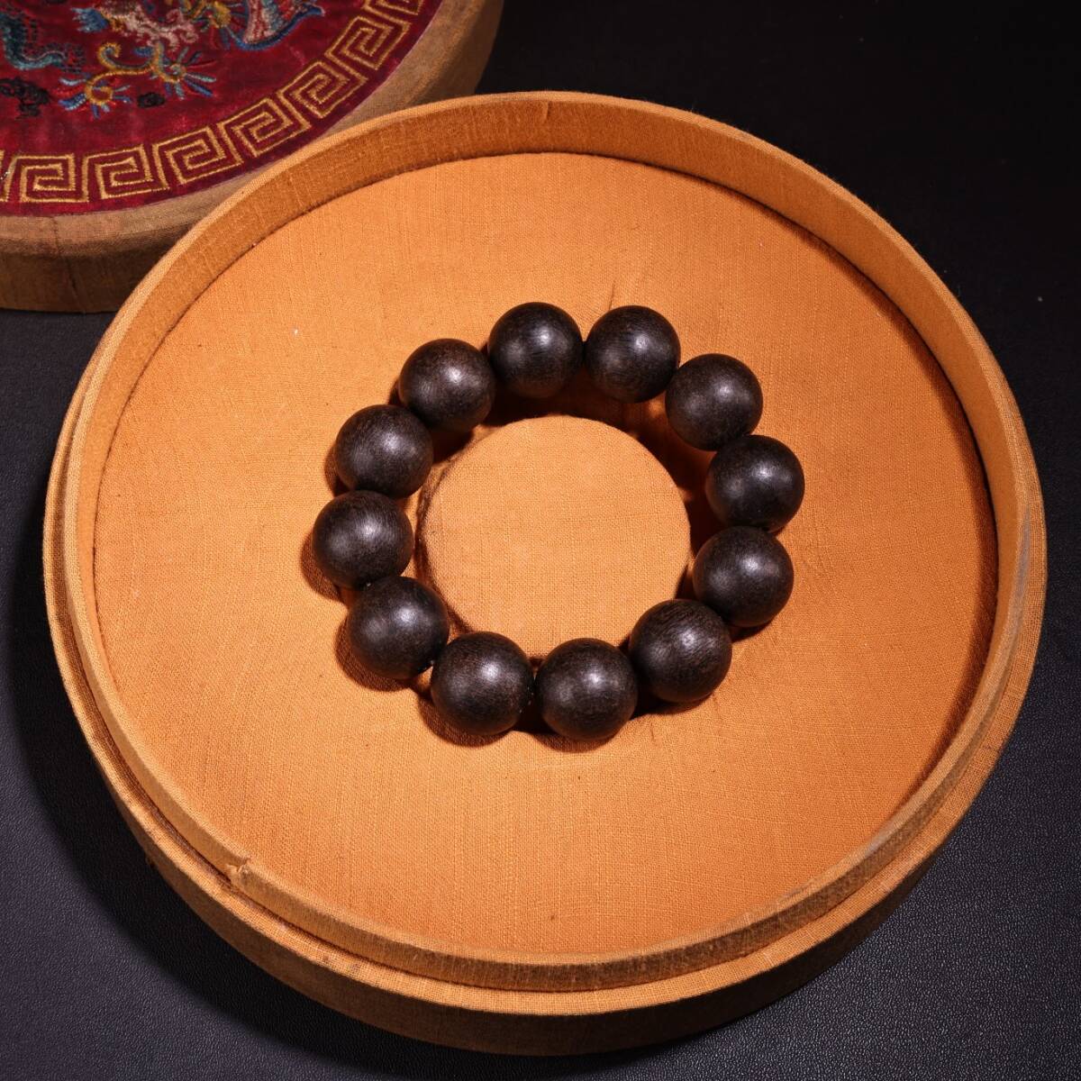 清時代 宮廷御藏 沈香彫 腕輪 圓珠2.0cm 数珠 針織盒 箱付 首飾 時代物 古董品 骨董 旧家蔵出し 唐物 中国古玩 古美術品拍卖