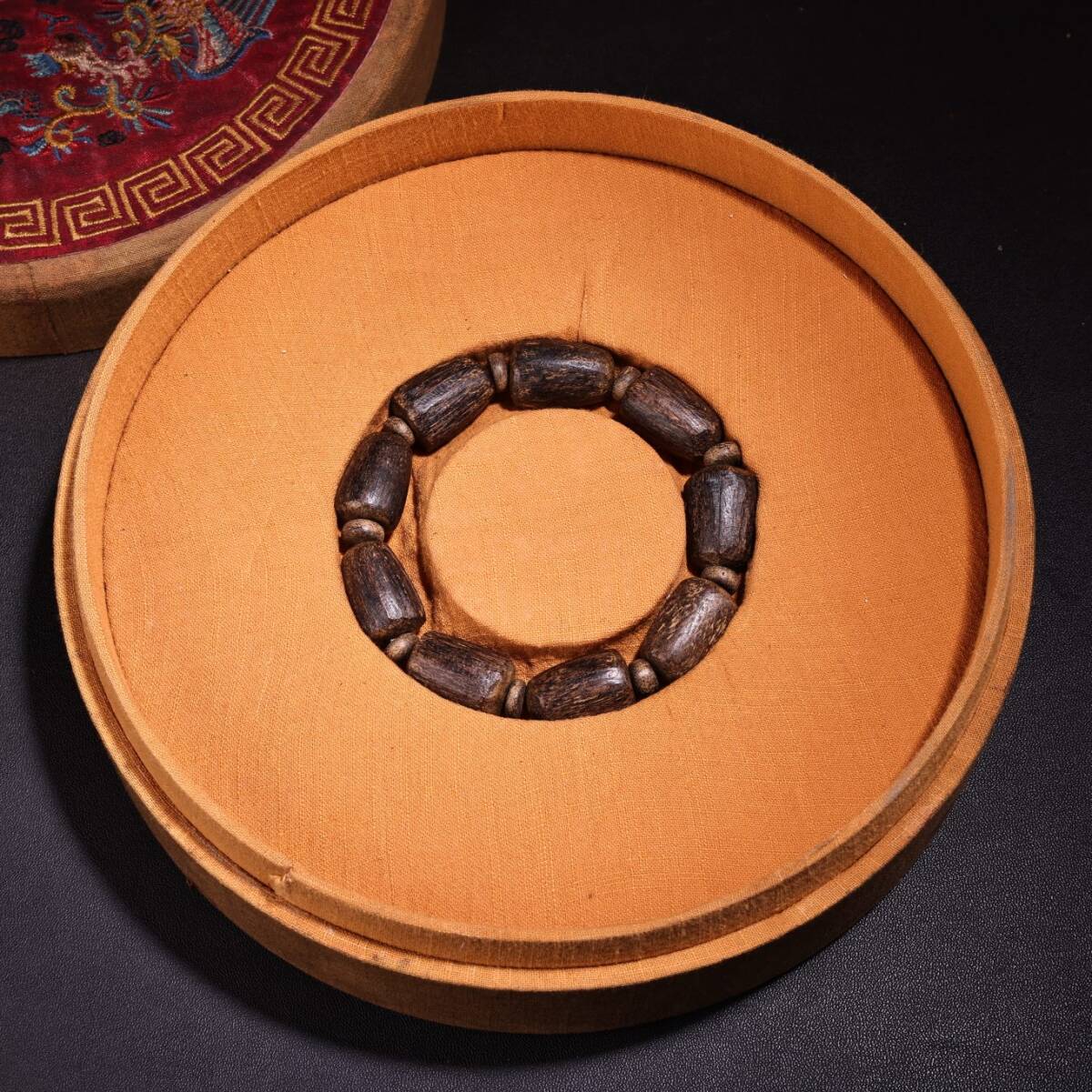 清時代 宮廷御藏 沈香彫 腕輪 柱形珠 数珠 針織盒 箱付 首飾 時代物 古董品 骨董 旧家蔵出し 唐物 中国古玩 古美術品拍卖