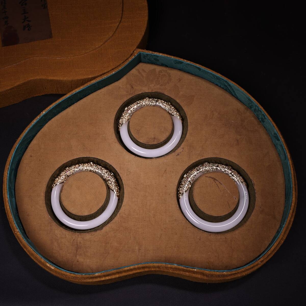 清時代 古和田玉彫 宮藏 包金花絲嵌 和田玉 白玉 腕輪 套裝 箱有 文案置物 擺件 時代物 古董品 骨董 旧家蔵出し 唐物 中国古玩 古美術拍卖