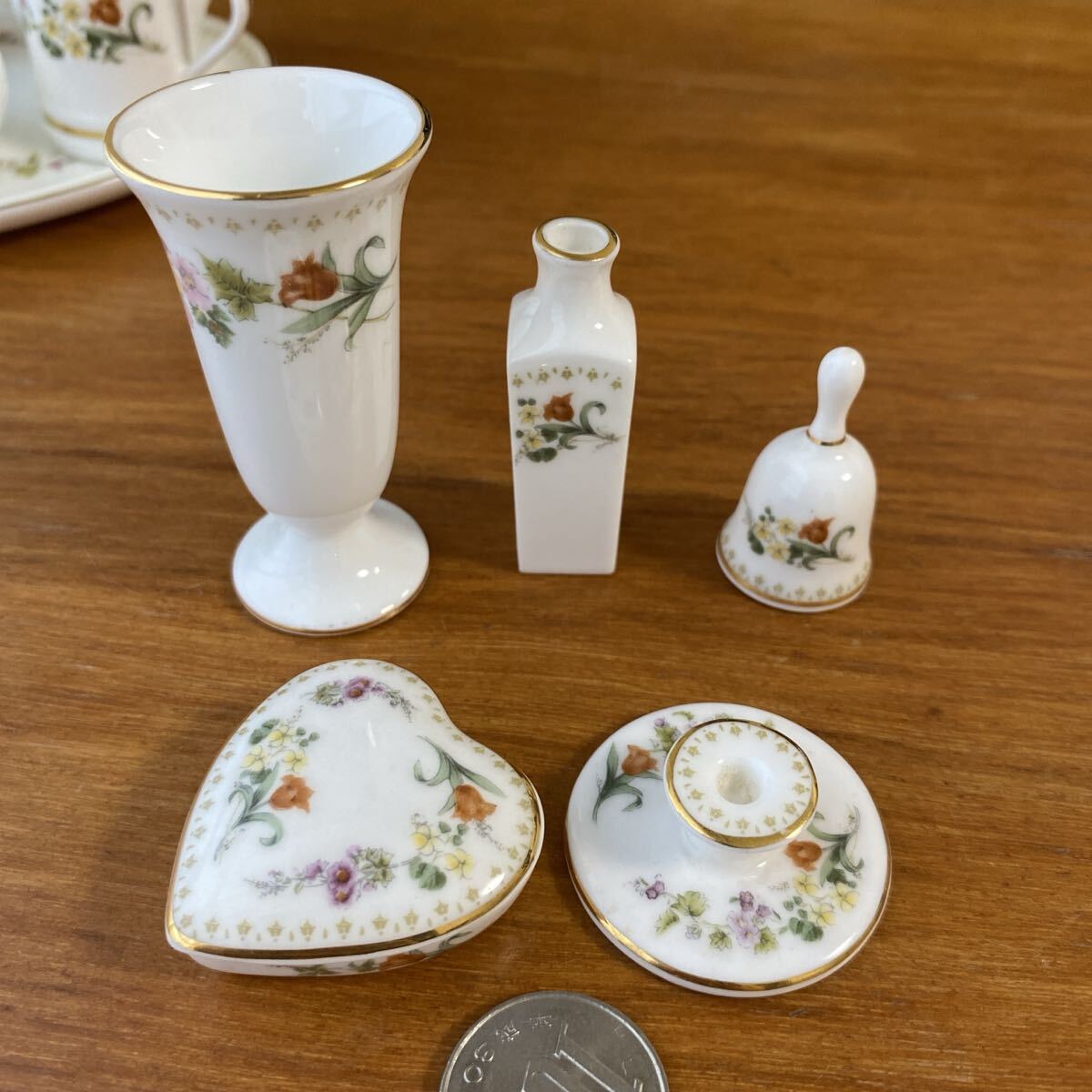 ウェッジウッド ミラベル ミニチュア 5点セット 花瓶、ベル、小物入れ、蝋燭たて拍卖