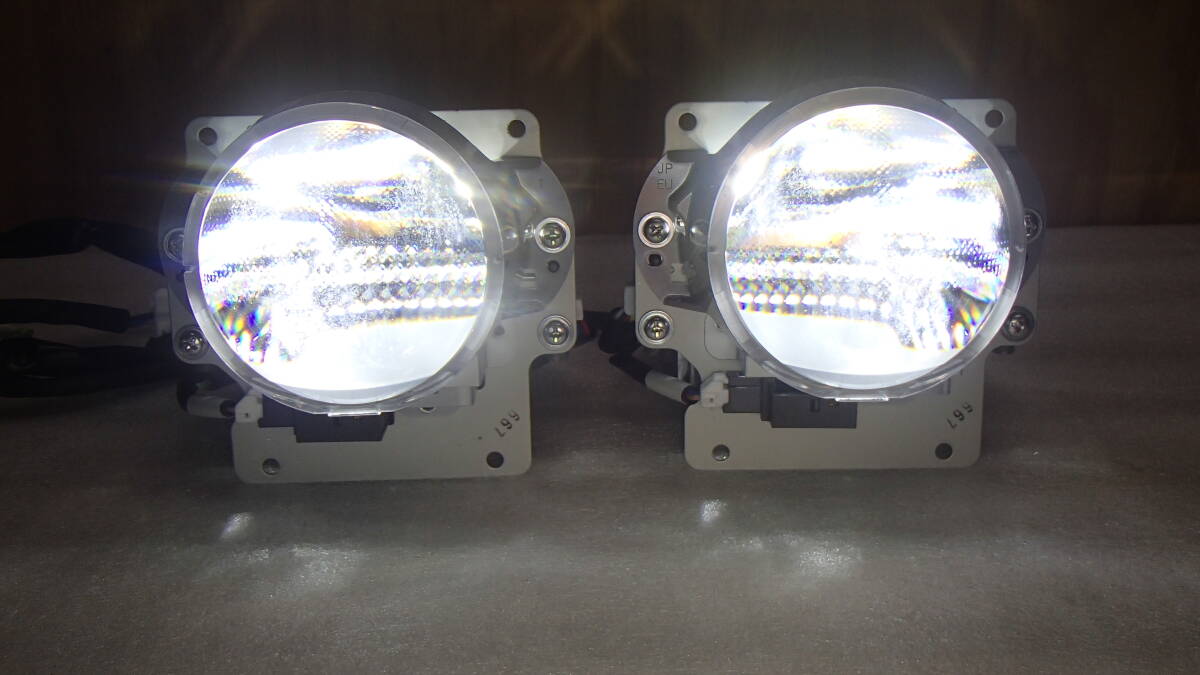 トヨタ 左右同じ車両の ヘッドライト外し KOITO バイビーム 2250lm 左右 Bi-Beam 1眼ハイ/ロー切り替え LEDプロジェクター 小糸拍卖