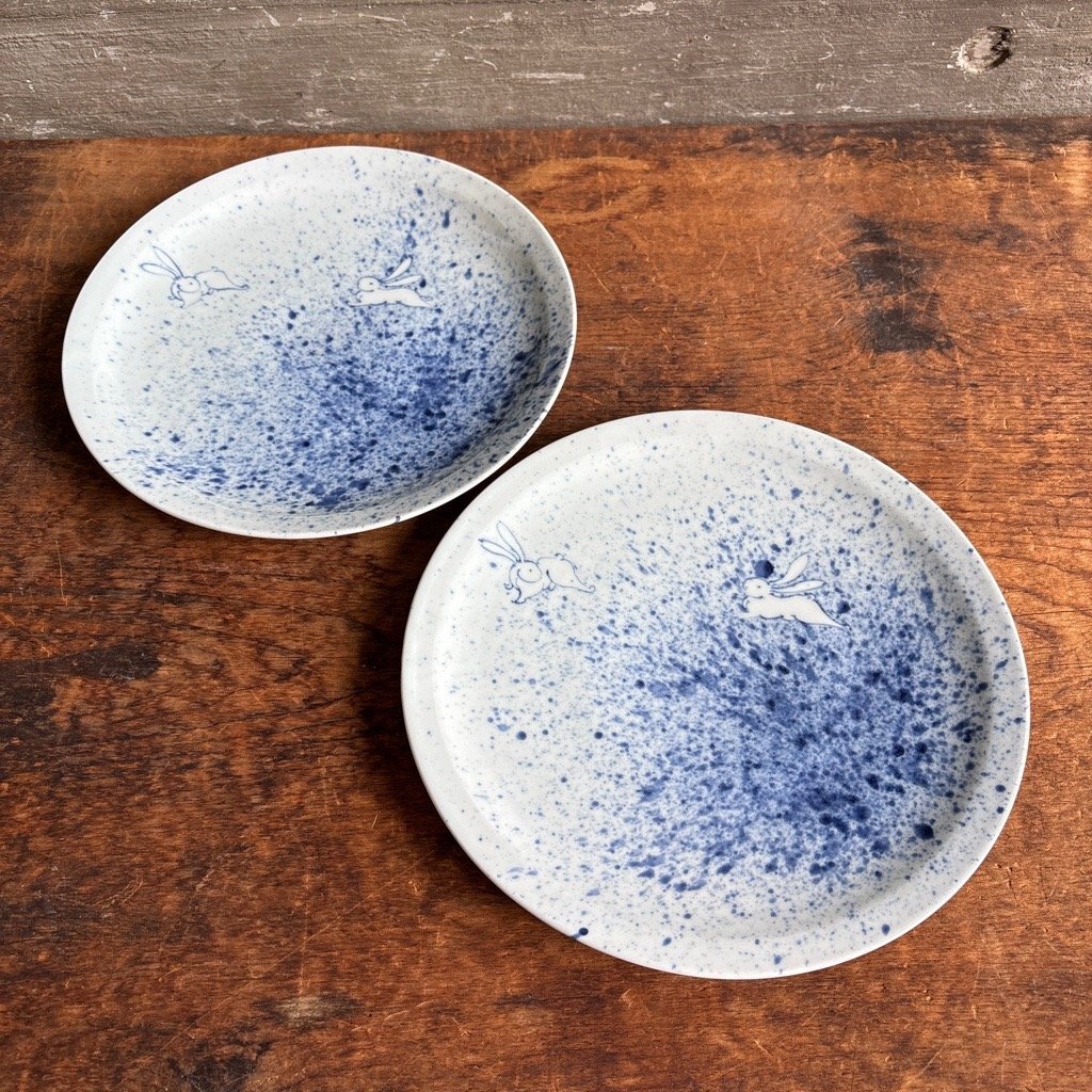染付吹墨 兎 祥 右各 2枚セット 約Φ25.5 Φ25.8cm 陶磁器 和食器 現状品 digjunkmarket拍卖