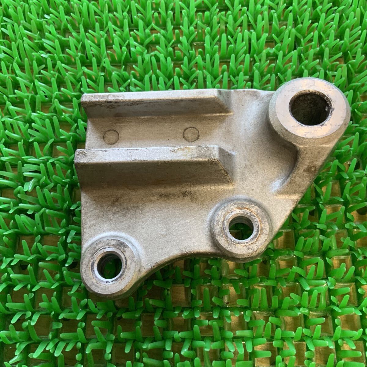 8-93 Kawasaki カワサキ KSR 純正 リアブレーキキャリパーサポート 中古 部品 バイク拍卖