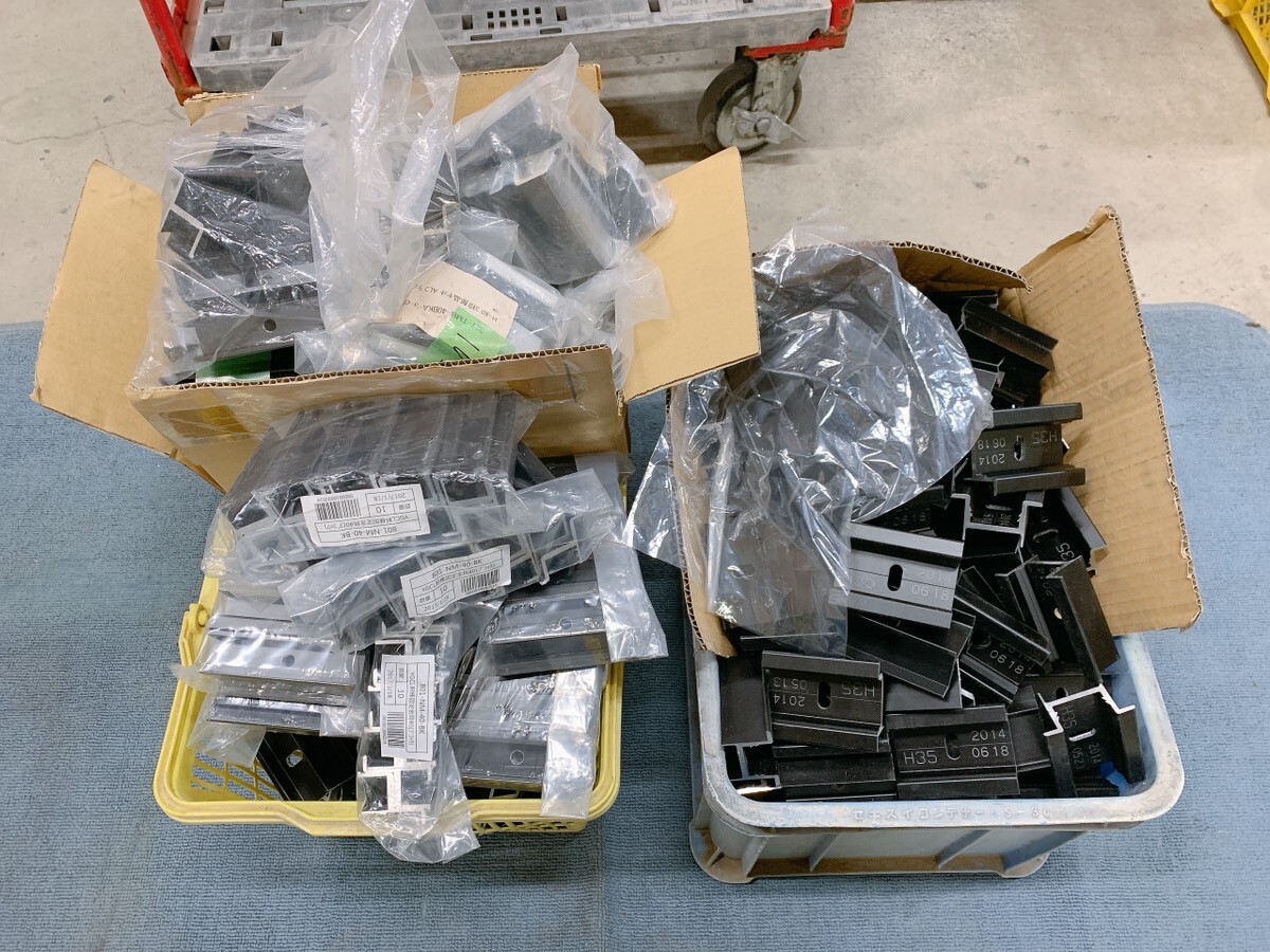 長期保管/未使用品 太陽光 固定金具 大量 まとめ売り YGL軒棟固定金具40 3段部品セット ブラック ソーラー 部材 パーツ 資材 0729こ2 H 220拍卖