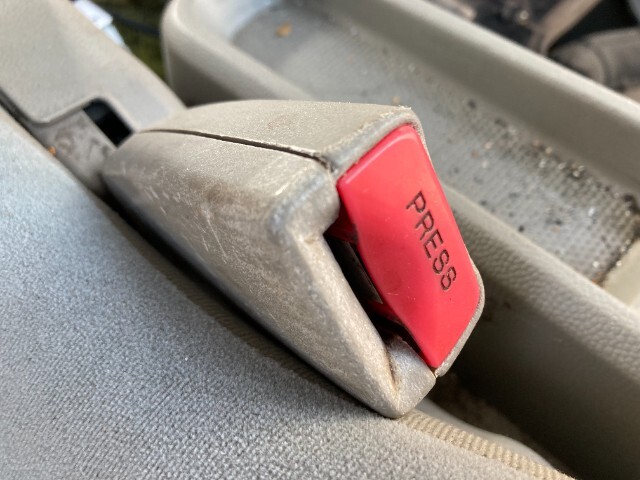 250803 エブリィ DA64W 後期 H24 右フロントシートベルトキャッチ 右フロントシートベルト受け拍卖