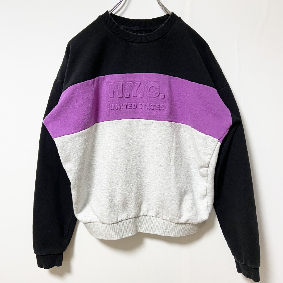 古着 used 長袖デザインスウェット トレーナー 切り替えカラー エンボス加工 NYC 黒 紫 白 レトロ Sサイズ拍卖