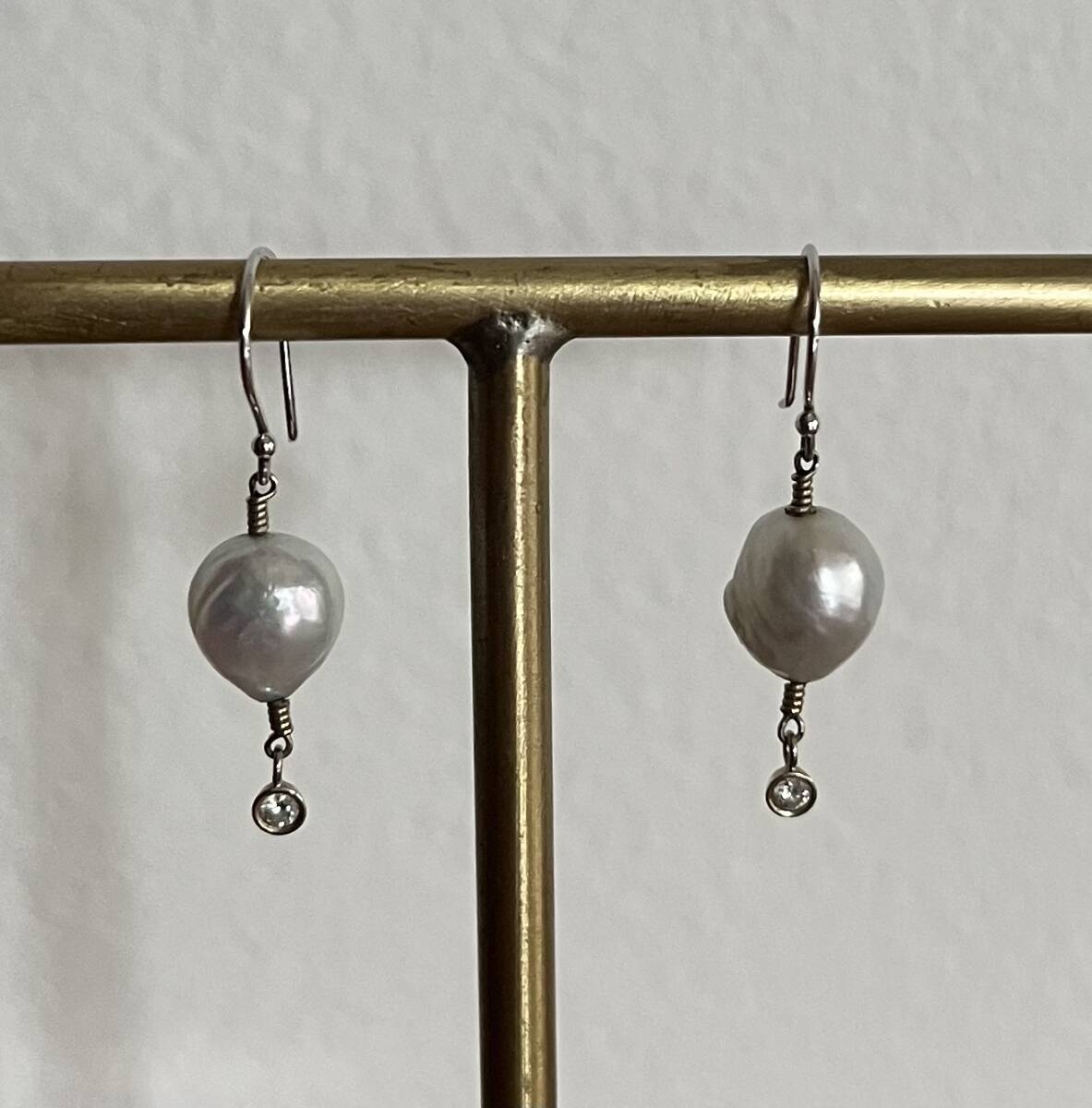 MIZUKI 淡いグレイッシュホワイトバロックパール+ダイヤモンド+14KWG 14金ホワイトゴールド フックピアス ミズキ 真珠 バロックパール拍卖