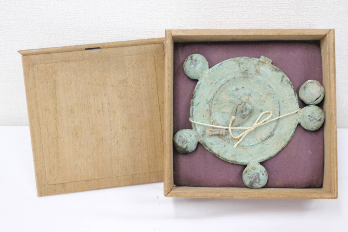 【訳あり品】 【木箱付き】五鈴鏡 鈴鏡 銅鏡 古墳時代 アンティーク 古美術品 幅17×奥行17×高さ2.8cm ※誤差ご了承ください。 BT829拍卖
