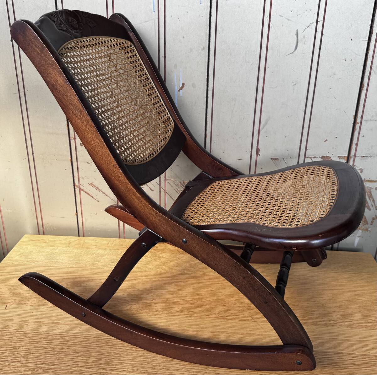 アンティーク 折りたたみ コンパクトロッキングチェア 木製 ラタン 花柄 薔薇 バラ 藤 籐 ビンテージ レトロ 福岡市拍卖