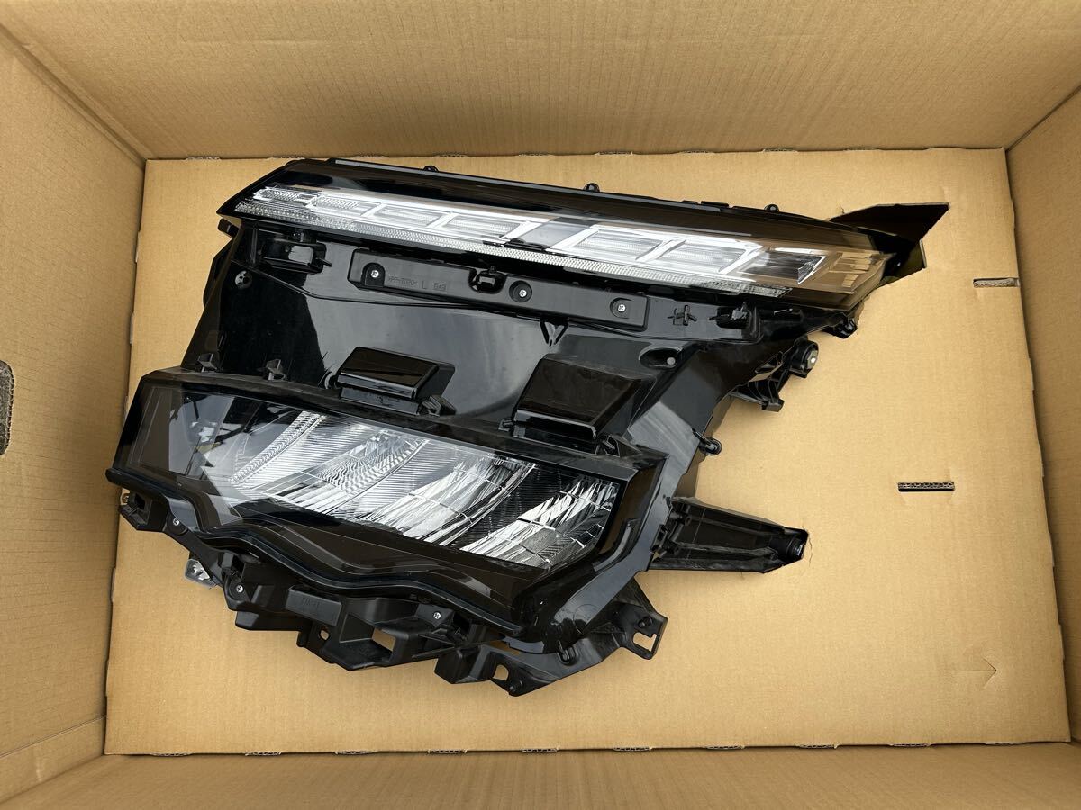 ZWR95 ヴォクシー 左ヘッドライト 中古品 取り付け部割れあり拍卖