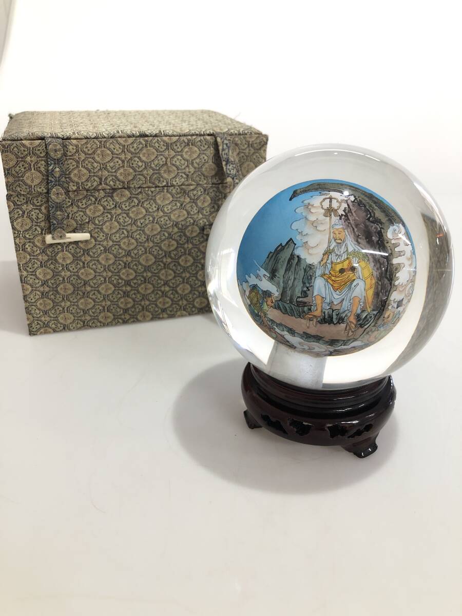 IB4462 内絵丸玉 錫杖と金剛杵を持つ人 人物図 ガラス玉 置物 内画球拍卖