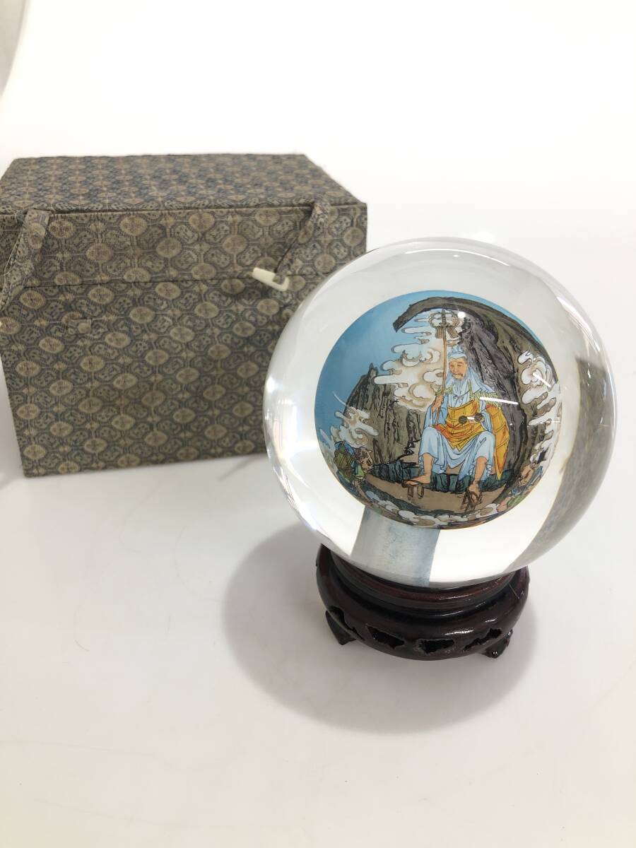 IB4464 内絵丸玉 錫杖と金剛杵を持つ人 人物図 ガラス玉 置物 内画球拍卖