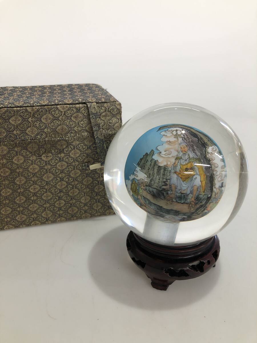 IB4466 内絵丸玉 錫杖と金剛杵を持つ人 人物図 ガラス玉 置物 内画球拍卖
