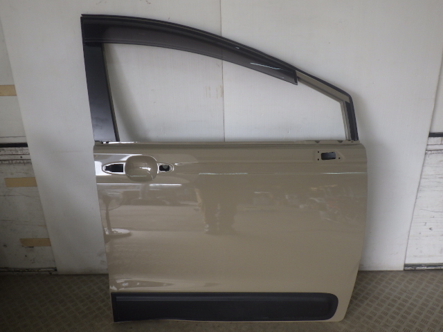 【Y06】 GT1 GT2 GT3 GT4 GT5 GT6 GT7 GT8 フリード 右 フロントドア パネル YR662P デザートベージュパール 67010-33F-J00ZZ 中古 即決拍卖