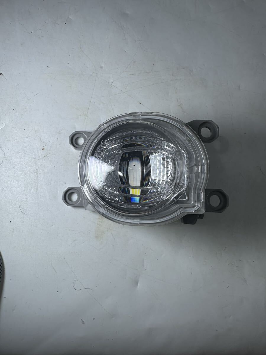 M51-6-1 プリウス 右 ハリアー RAV4 ハイエース 等  12-611 フォグランプ拍卖