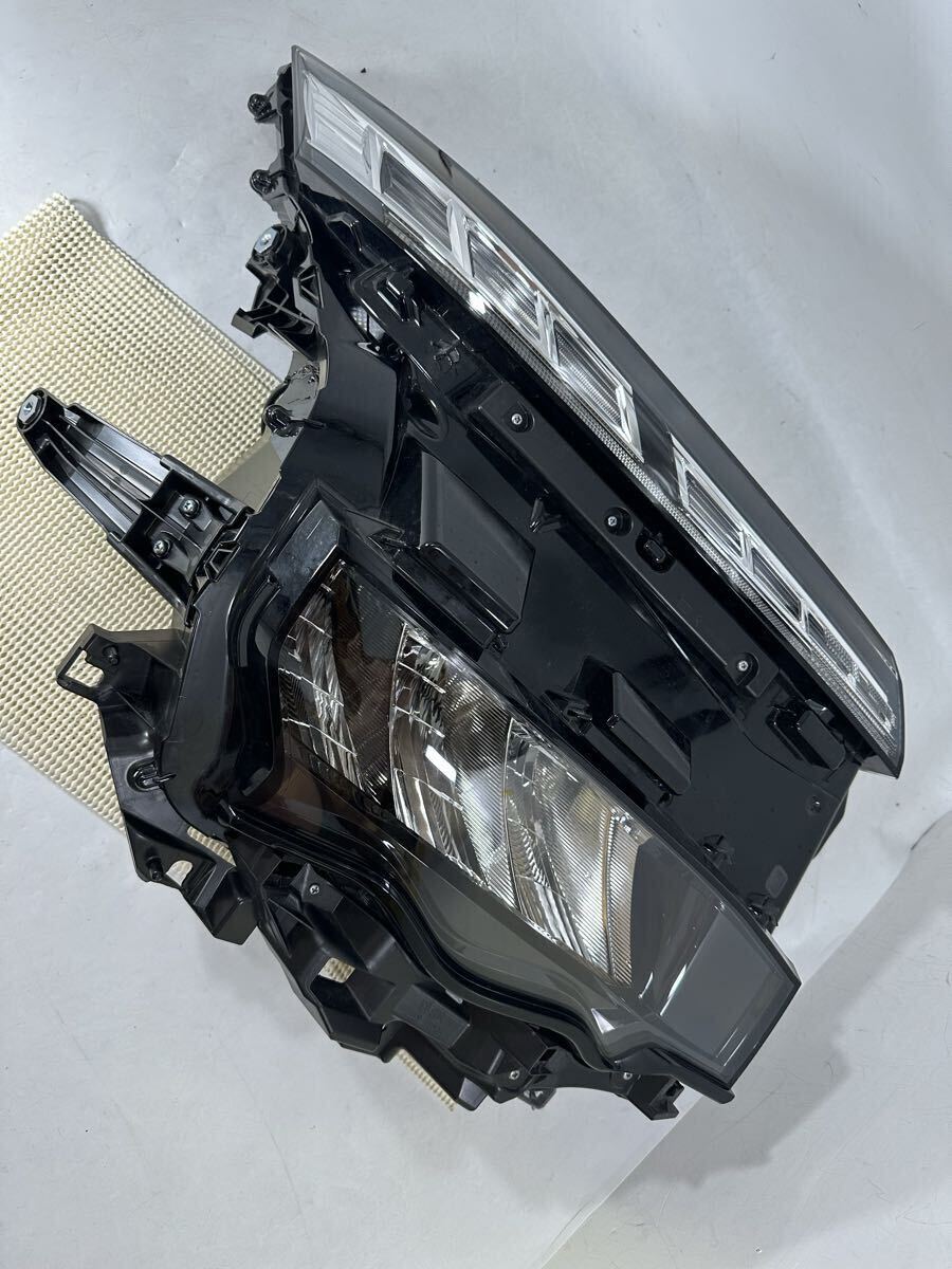 M51-3-6  レンズ綺麗  ヴォクシー  右 MZRA90W ZWR95W MZRA95W 打刻V5 V1-3 ヘッドライト 拍卖