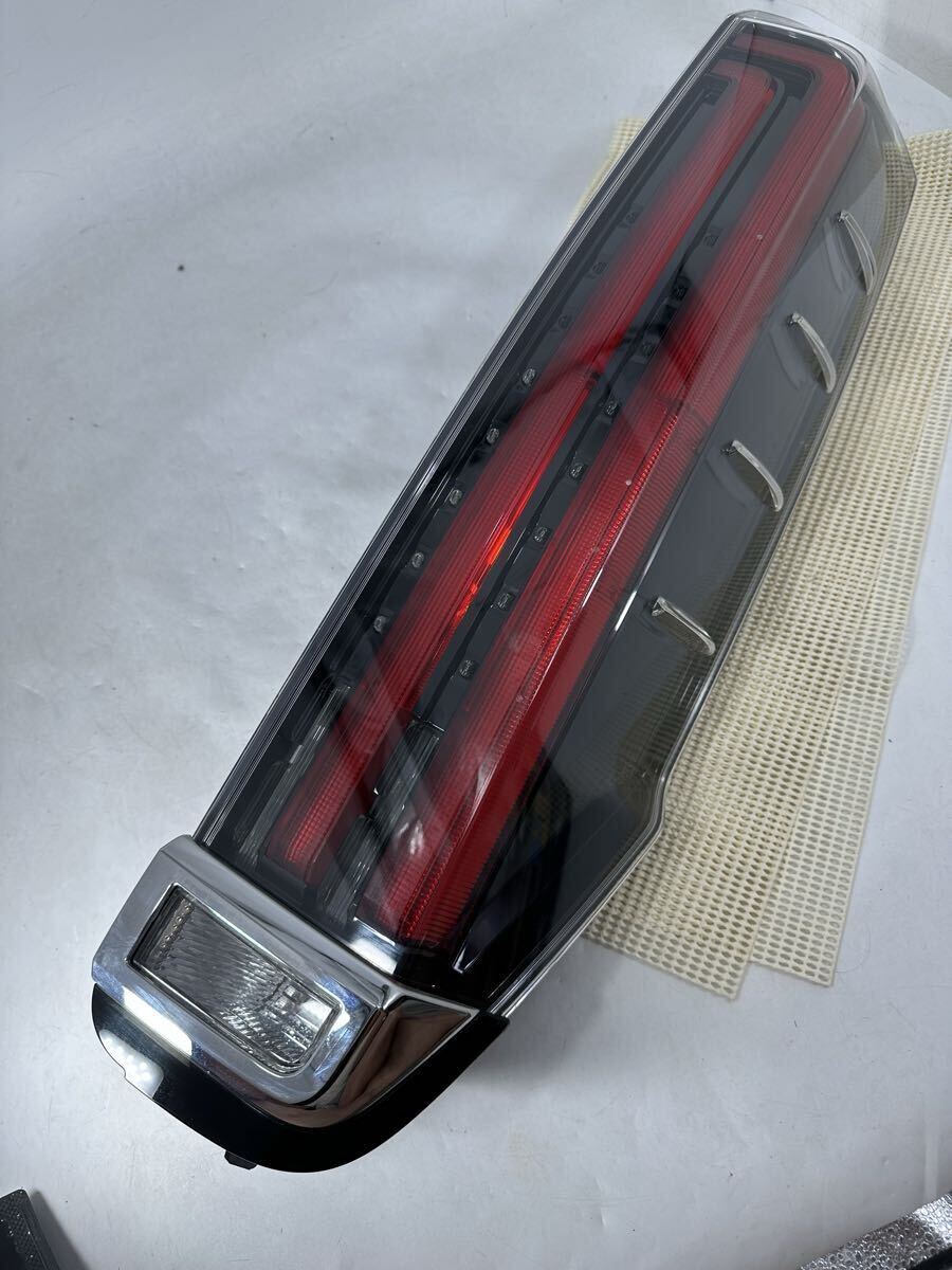 M15-6-2 ノア 右 後期 ZRR80 ZWR80 ZRR85 等 打刻NR 28-242 エスクァイア テールライト拍卖