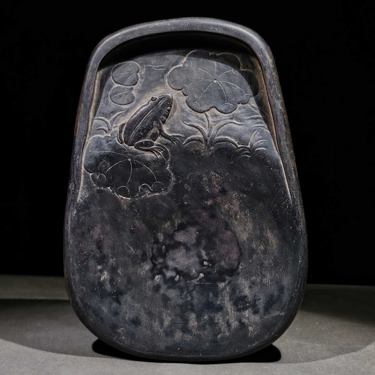 【安】清時代 紀イン(紀暁嵐)銘 端石彫 荷葉青蛙紋硯 端渓硯 書道具 文房具 極細工 中国古美術 古美味 時代物 古董品 323拍卖