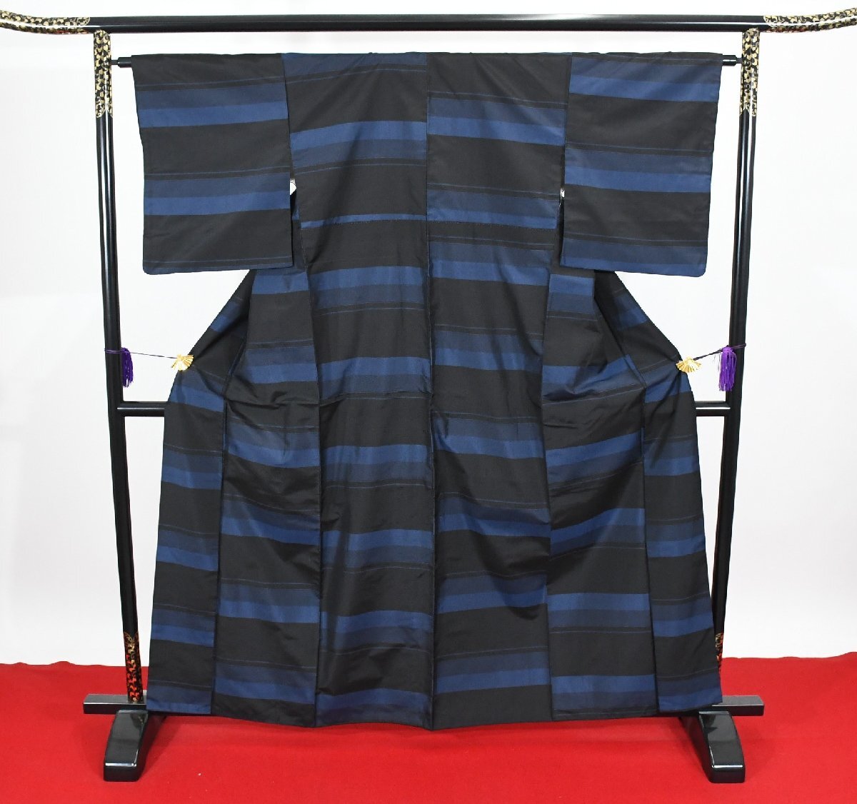 紬 つむぎ 横縞 黒 に紺の横縞 正絹 身丈155cm 裄丈64cm ★着物 pb-3394 桜庭呉服店拍卖