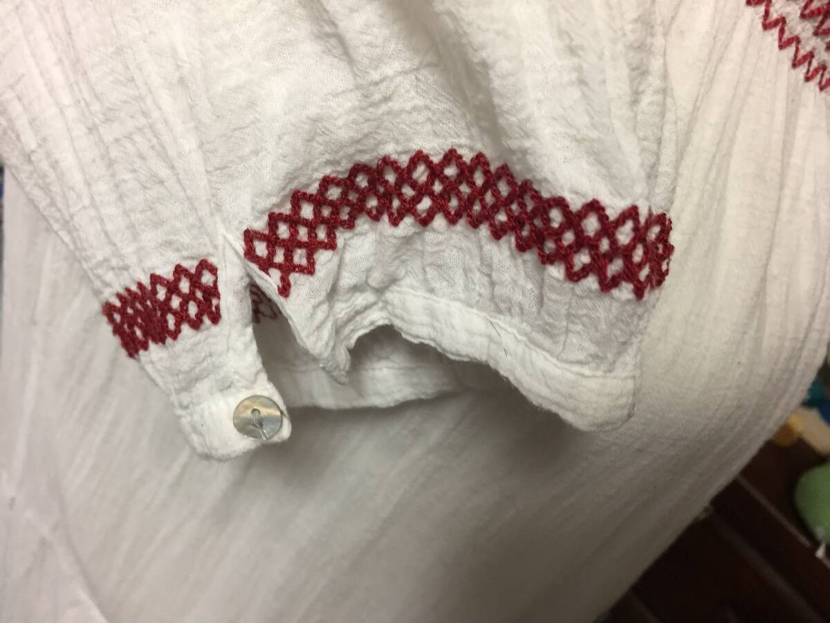 柔らかな素材と、丁寧な可愛らしい。赤い細やなかな刺繍 丁寧、ボタン繊細で可愛らしいワンピース拍卖