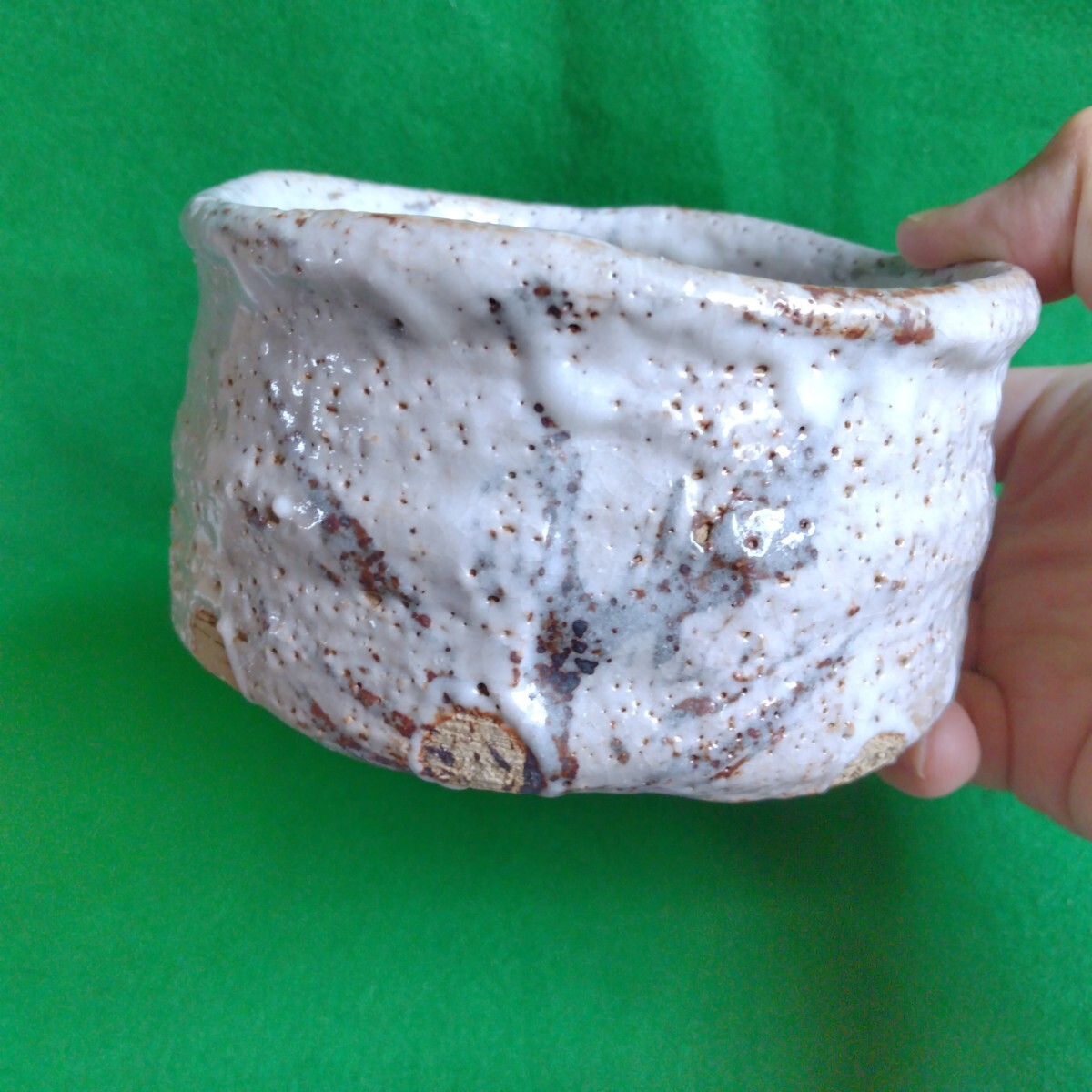 絵志野?茶碗★作家印?窯印?★高台に欠け?窯傷?★口縁に窯傷・釉剥げ・貫入・フリモノ★指跡/志野焼/美濃焼●実物はもっと濃い色拍卖