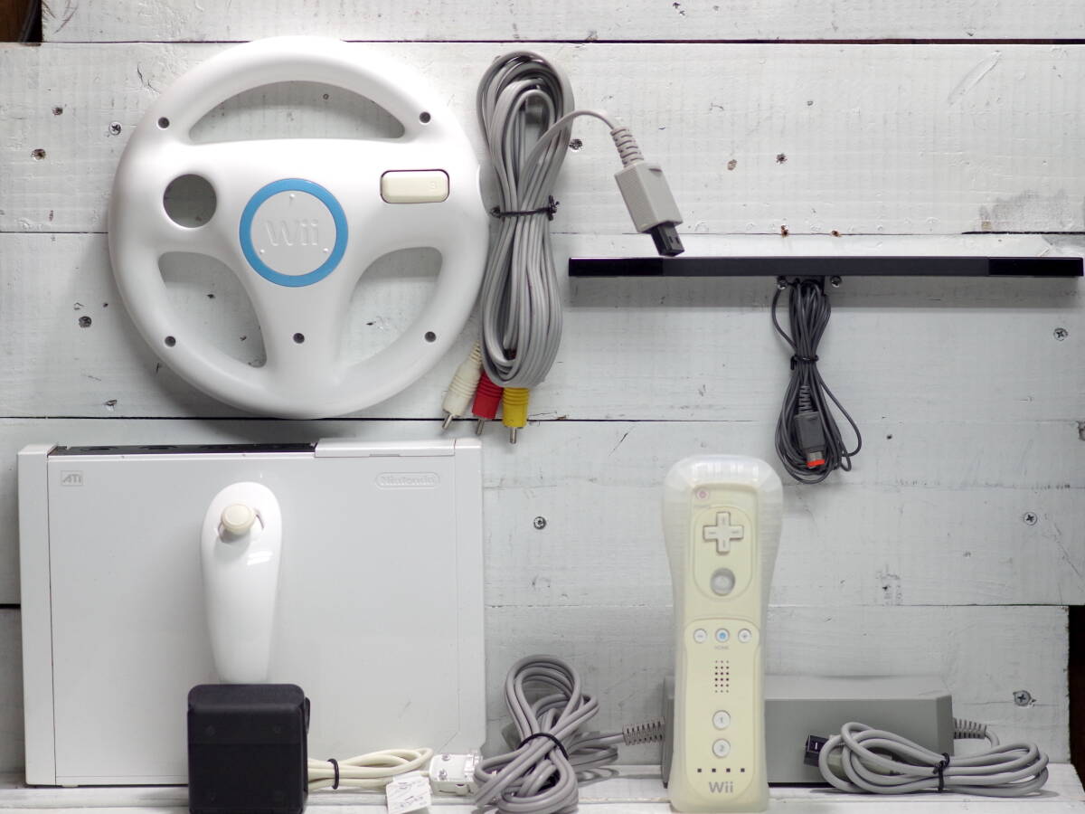 M13212【Wii】動作OK!! リモコン ヌンチャク 本体 ハンドル アダプタ センサーバー AVケーブルなど 本体傷あり 表面殺菌清掃 100サイズ拍卖